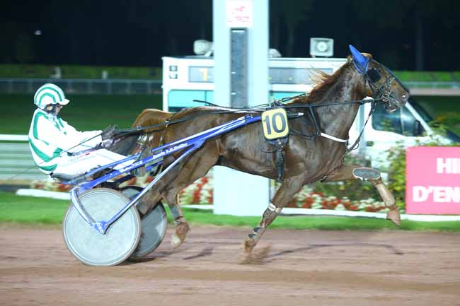 Photo d'arrivée de la course pmu PRIX DES PYRAMIDES à ENGHIEN le Mercredi 25 octobre 2017