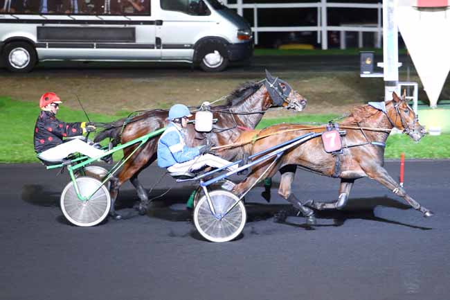 Photo d'arrivée de la course pmu PRIX PIERRE VAN TROYEN à PARIS-VINCENNES le Vendredi 27 octobre 2017