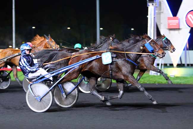 Photo d'arrivée de la course pmu PRIX LUCRETIA (GR A) à PARIS-VINCENNES le Mardi 31 octobre 2017