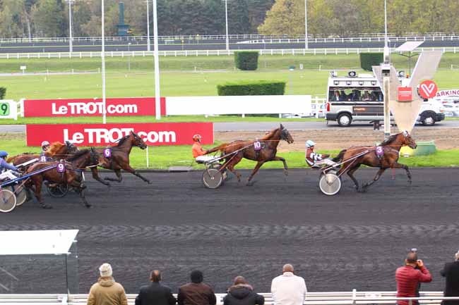 Photo d'arrivée de la course pmu PRIX DES CLEMATITES à PARIS-VINCENNES le Jeudi 2 novembre 2017
