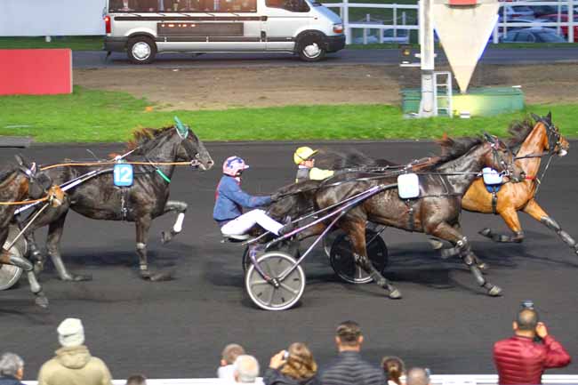 Photo d'arrivée de la course pmu PRIX DE FOUILLOY à PARIS-VINCENNES le Jeudi 2 novembre 2017
