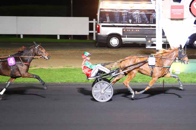 Photo d'arrivée de la course pmu PRIX UNA à PARIS-VINCENNES le Vendredi 3 novembre 2017