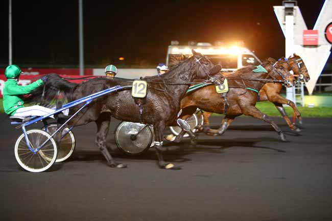 Photo d'arrivée de la course pmu PRIX KERONIS (GR B) à PARIS-VINCENNES le Mardi 7 novembre 2017