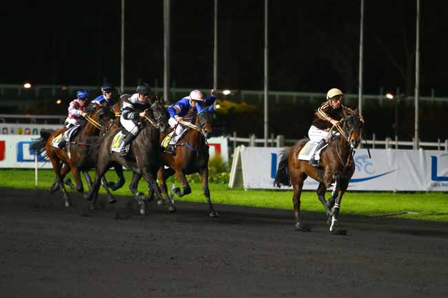 Photo d'arrivée de la course pmu PRIX MENKALINAN à PARIS-VINCENNES le Vendredi 10 novembre 2017