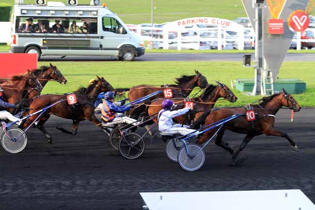 Photo d'arrivée de la course pmu PRIX DE BACQUEVILLE à PARIS-VINCENNES le Lundi 13 novembre 2017