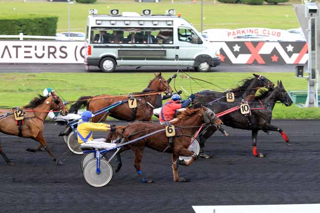 Photo d'arrivée de la course pmu COUPE DES AMATEURS (GR A) à PARIS-VINCENNES le Dimanche 19 novembre 2017