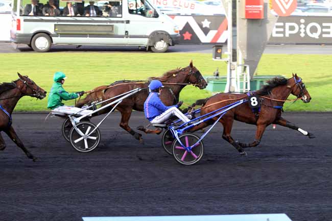 Photo d'arrivée de la course pmu PRIX JACQUES DE VAULOGE à PARIS-VINCENNES le Dimanche 19 novembre 2017