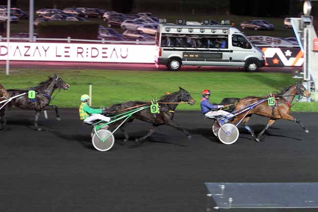 Photo d'arrivée de la course pmu PRIX D'AZAY-LE-RIDEAU à PARIS-VINCENNES le Dimanche 19 novembre 2017