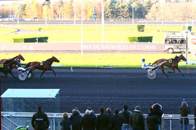 Photo d'arrivée de la course pmu PRIX DE BAGNOLES-DE-L'ORNE à PARIS-VINCENNES le Samedi 25 novembre 2017