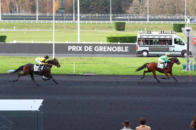 Photo d'arrivée de la course pmu PRIX DE GRENOBLE à PARIS-VINCENNES le Mercredi 29 novembre 2017