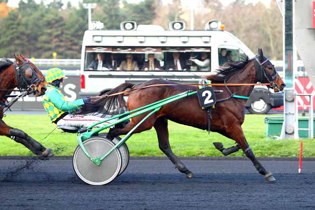 Photo d'arrivée de la course pmu PRIX DES AZALEES à PARIS-VINCENNES le Jeudi 30 novembre 2017