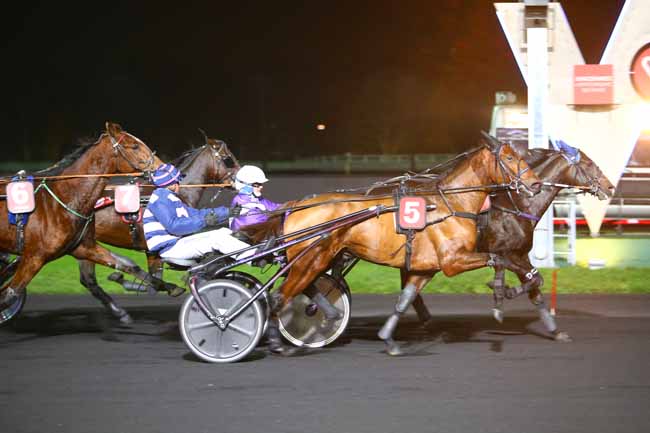 Photo d'arrivée de la course pmu PRIX OURASI à PARIS-VINCENNES le Vendredi 1 décembre 2017