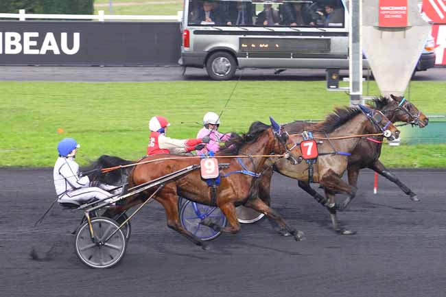 Photo d'arrivée de la course pmu PRIX DE MIRAMBEAU à PARIS-VINCENNES le Samedi 2 décembre 2017