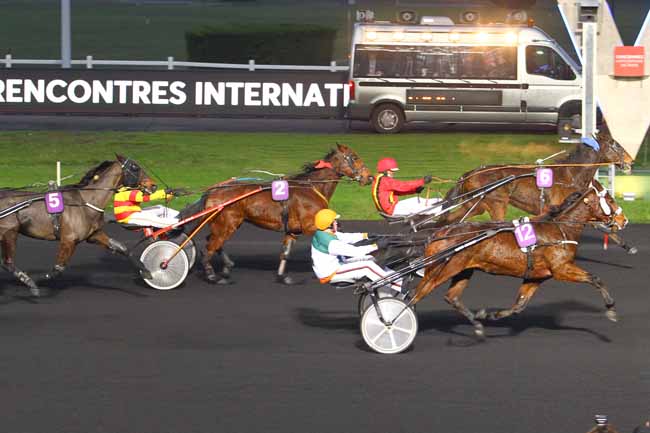 Photo d'arrivée de la course pmu PRIX DES RENCONTRES INTERNATIONALES DU TROTTEURS FRANCAIS à PARIS-VINCENNES le Samedi 2 décembre 2017