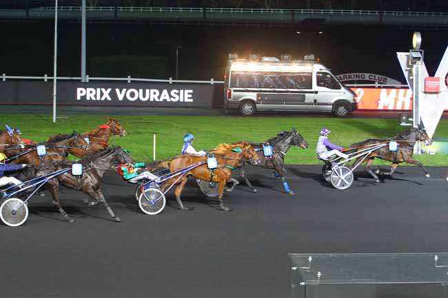 Photo d'arrivée de la course pmu PRIX VOURASIE à PARIS-VINCENNES le Samedi 2 décembre 2017