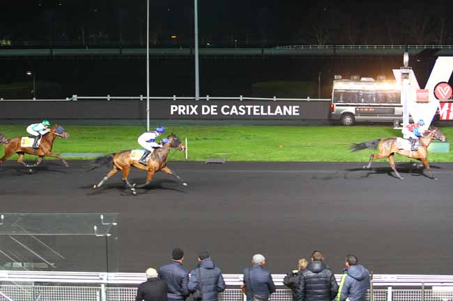 Photo d'arrivée de la course pmu PRIX DE CASTELLANE à PARIS-VINCENNES le Samedi 2 décembre 2017