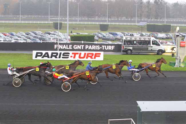 Photo d'arrivée de la course pmu FINALE DU GRAND NATIONAL DU TROT PARIS-TURF à PARIS-VINCENNES le Dimanche 3 décembre 2017
