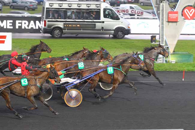 Photo d'arrivée de la course pmu PRIX DE L'EURE à PARIS-VINCENNES le Dimanche 3 décembre 2017