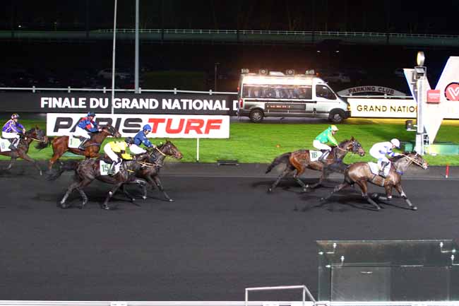 Photo d'arrivée de la course pmu FINALE DU GRAND NATIONAL DES JOCKEYS à PARIS-VINCENNES le Dimanche 3 décembre 2017