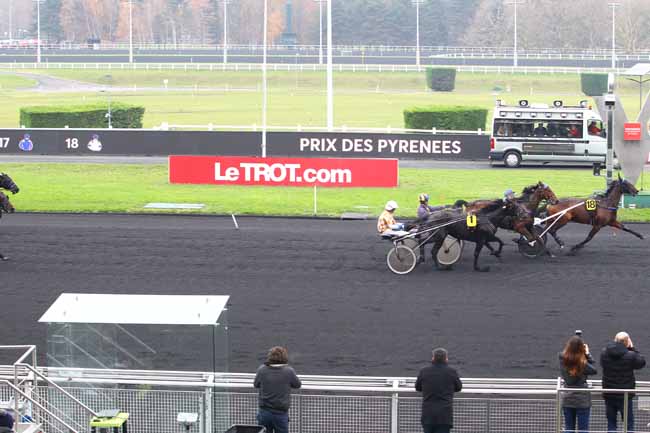 Photo d'arrivée de la course pmu PRIX DES PYRENEES à PARIS-VINCENNES le Mardi 5 décembre 2017