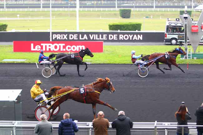 Photo d'arrivée de la course pmu PRIX DE LA VILLE DE ROYAN à PARIS-VINCENNES le Mercredi 6 décembre 2017