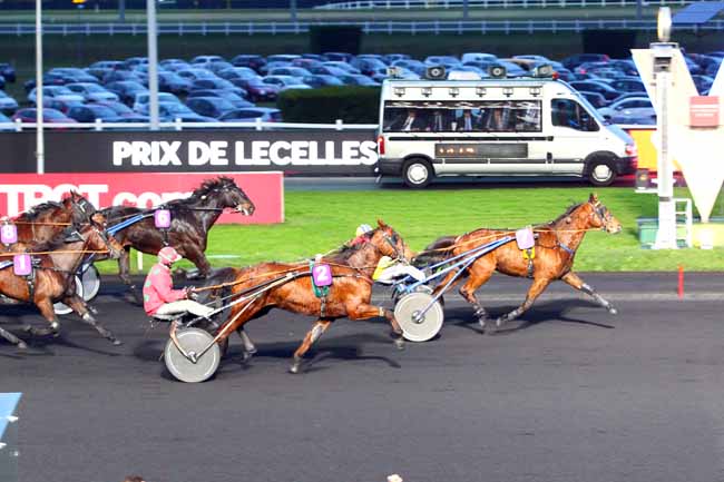 Photo d'arrivée de la course pmu PRIX DE LECELLES à PARIS-VINCENNES le Dimanche 10 décembre 2017