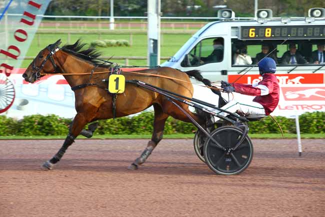 Photo d'arrivée de la course pmu PRIX DES MARJOLAINES (GR B) à CABOURG le Mardi 12 décembre 2017