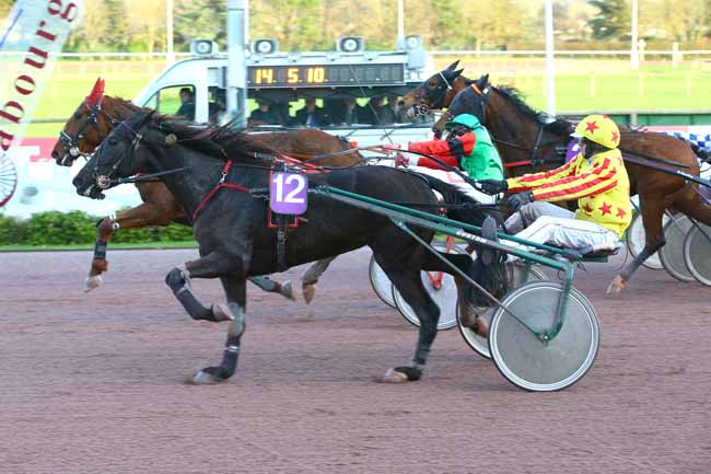 Photo d'arrivée de la course pmu PRIX D'AMBRIERES à CABOURG le Mardi 12 décembre 2017