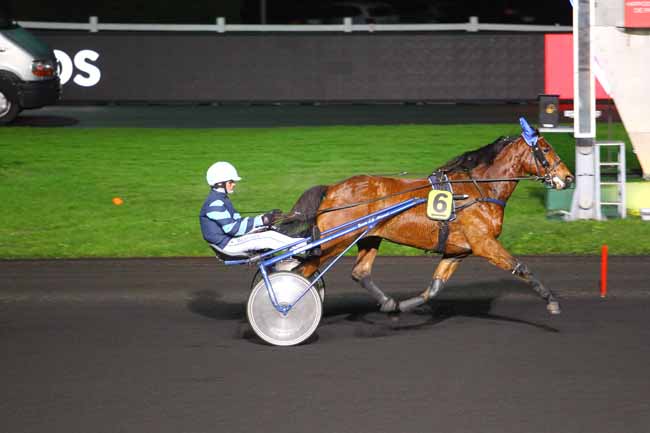 Photo d'arrivée de la course pmu PRIX PHOBOS à PARIS-VINCENNES le Mardi 12 décembre 2017