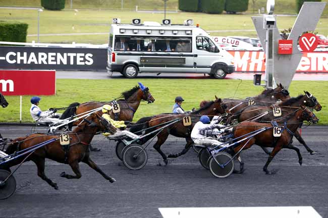 Photo d'arrivée de la course pmu PRIX POITOU-CHARENTES à PARIS-VINCENNES le Mercredi 13 décembre 2017