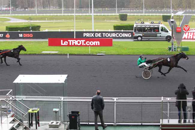 Photo d'arrivée de la course pmu PRIX DE TOURCOING à PARIS-VINCENNES le Vendredi 15 décembre 2017
