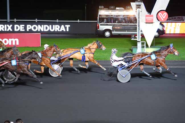 Photo d'arrivée de la course pmu PRIX DE PONDURAT à PARIS-VINCENNES le Samedi 16 décembre 2017