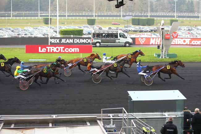 Photo d'arrivée de la course pmu PRIX JEAN DUMOUCH à PARIS-VINCENNES le Dimanche 17 décembre 2017