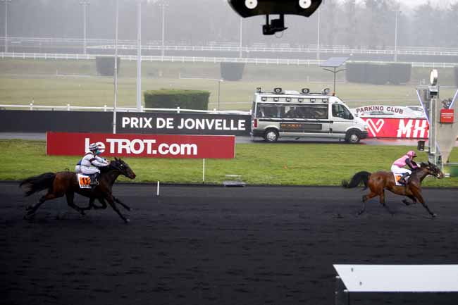 Photo d'arrivée de la course pmu PRIX DE JONVELLE à PARIS-VINCENNES le Mercredi 20 décembre 2017