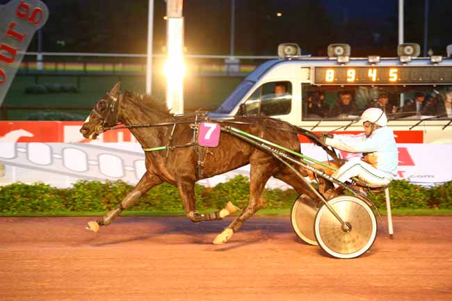 Photo d'arrivée de la course pmu PRIX DES ORMES (GR B) à CABOURG le Jeudi 21 décembre 2017