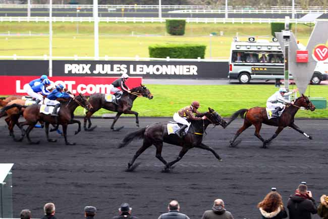 Photo d'arrivée de la course pmu PRIX JULES LEMONNIER à PARIS-VINCENNES le Samedi 23 décembre 2017