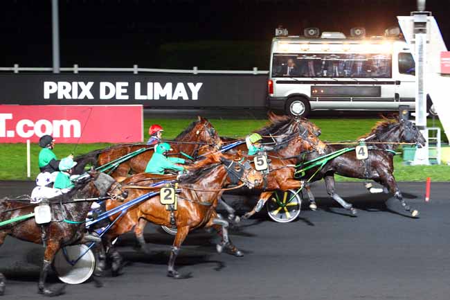 Photo d'arrivée de la course pmu PRIX DE LIMAY à PARIS-VINCENNES le Dimanche 24 décembre 2017
