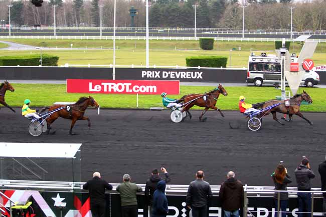 Photo d'arrivée de la course pmu PRIX D'EVREUX à PARIS-VINCENNES le Dimanche 24 décembre 2017