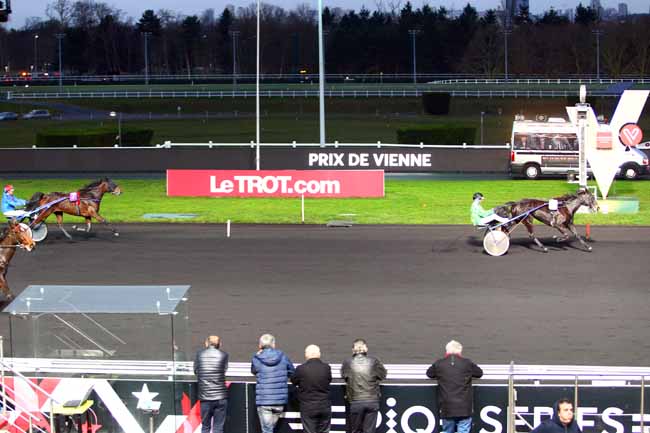 Photo d'arrivée de la course pmu PRIX DE VIENNE à PARIS-VINCENNES le Dimanche 24 décembre 2017