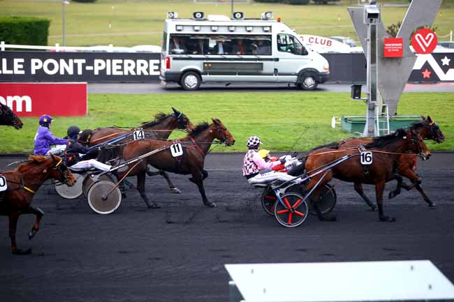 Photo d'arrivée de la course pmu PRIX DE NEUILLE PONT-PIERRE à PARIS-VINCENNES le Lundi 25 décembre 2017
