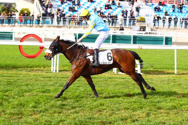 Photo d'arrivée de la course pmu PRIX DE LA PICARDIE à CAGNES-SUR-MER le Mercredi 27 décembre 2017