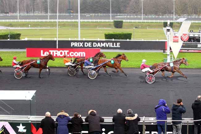 Photo d'arrivée de la course pmu PRIX DE DAMVILLE à PARIS-VINCENNES le Samedi 30 décembre 2017