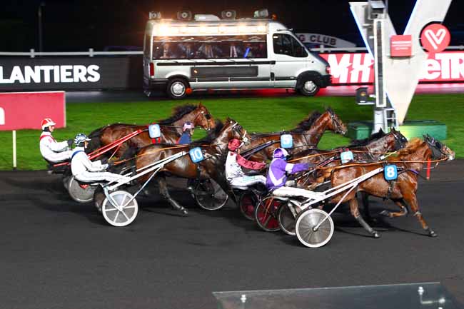 Photo d'arrivée de la course pmu PRIX DES EGLANTIERS à PARIS-VINCENNES le Samedi 30 décembre 2017