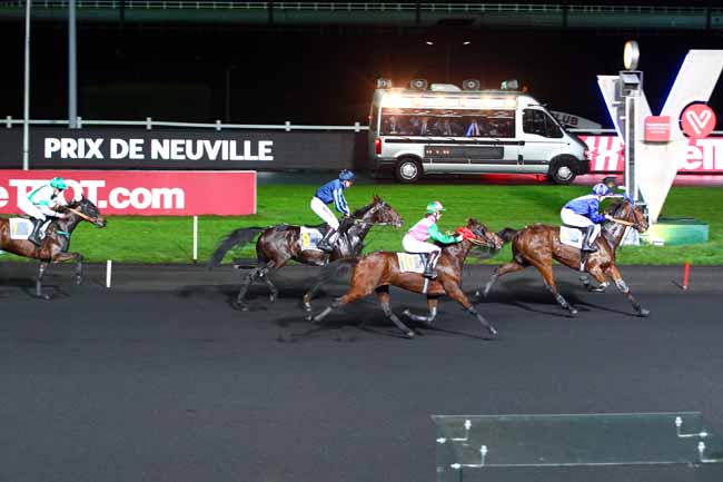 Photo d'arrivée de la course pmu PRIX DE NEUVILLE à PARIS-VINCENNES le Samedi 30 décembre 2017
