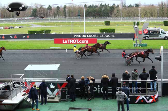 Photo d'arrivée de la course pmu PRIX DU CROISE-LAROCHE à PARIS-VINCENNES le Lundi 1 janvier 2018