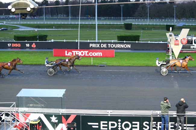 Photo d'arrivée de la course pmu PRIX DE TOURNON à PARIS-VINCENNES le Lundi 1 janvier 2018