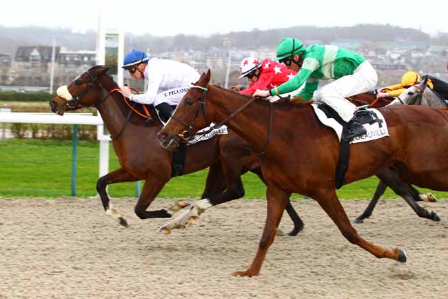 Photo d'arrivée de la course pmu PRIX DE LA PERDRIERE à DEAUVILLE le Jeudi 4 janvier 2018