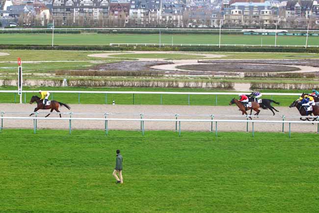 Photo d'arrivée de la course pmu PRIX DU BOCAGE AUGERON à DEAUVILLE MIDI le Vendredi 5 janvier 2018