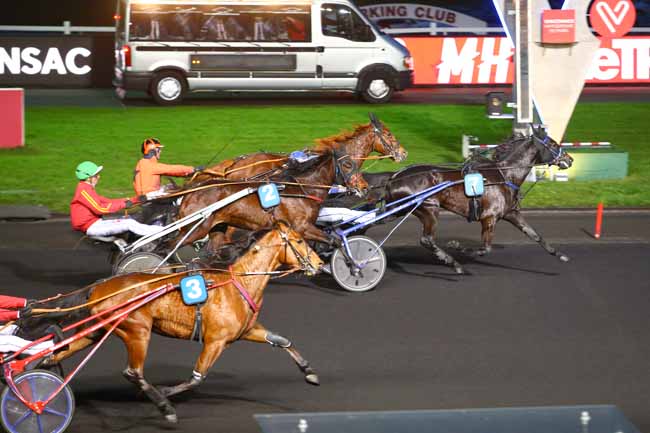 Photo d'arrivée de la course pmu PRIX DE VIC-FEZENSAC à PARIS-VINCENNES le Samedi 6 janvier 2018