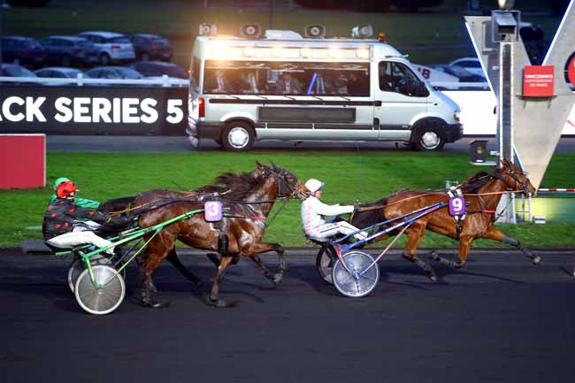 Photo d'arrivée de la course pmu PRIX DE TONNAC-VILLENEUVE à PARIS-VINCENNES le Dimanche 7 janvier 2018